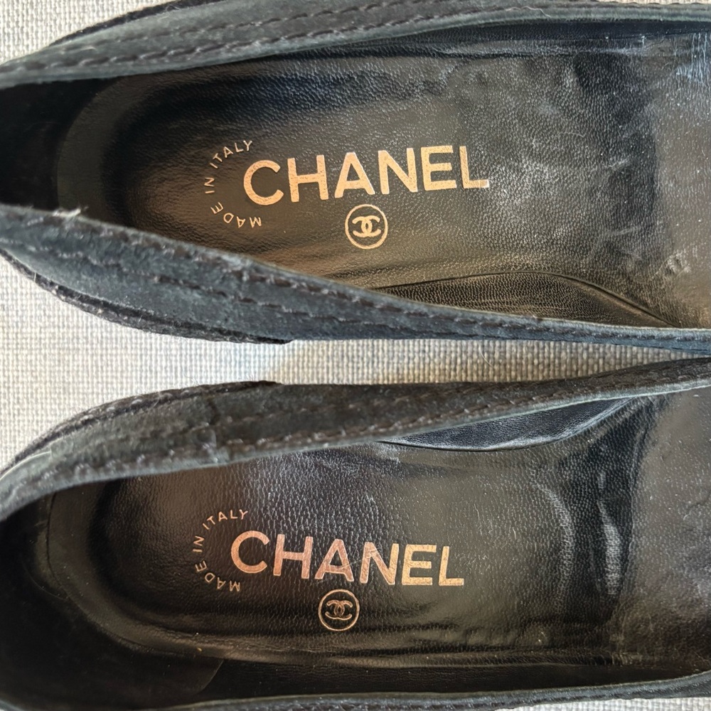VINTAGE Chanel Women's Black Suede Wedge Pumps - Picture 2 of 11